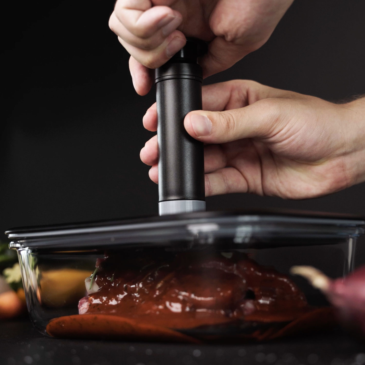  Vacuum container made of glass with a black lid and a hand pump for marinating a steak