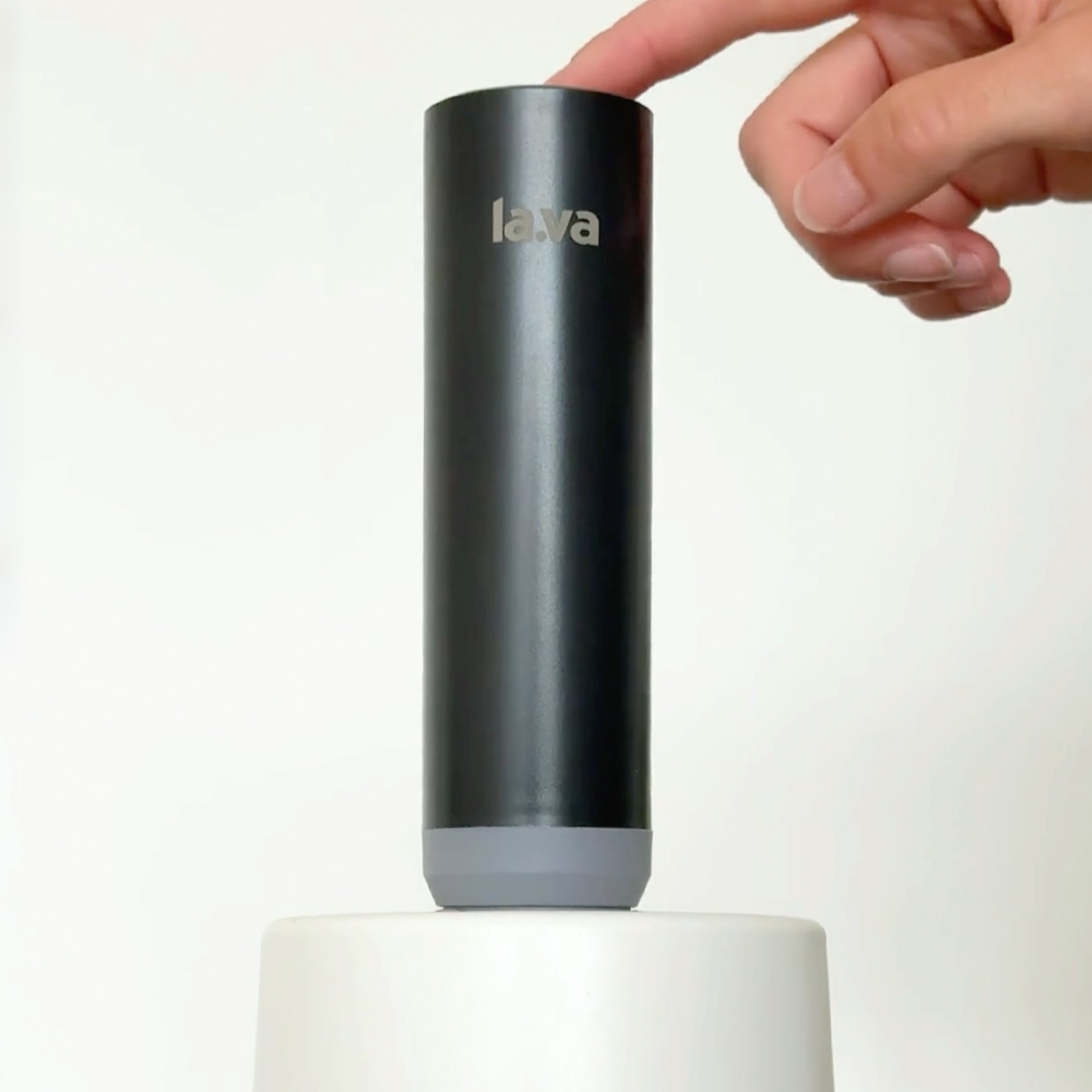 Ein Finger aktiviert die elektrische Vakuumpumpe zum Vakuumieren der Flex Vakuumglocke