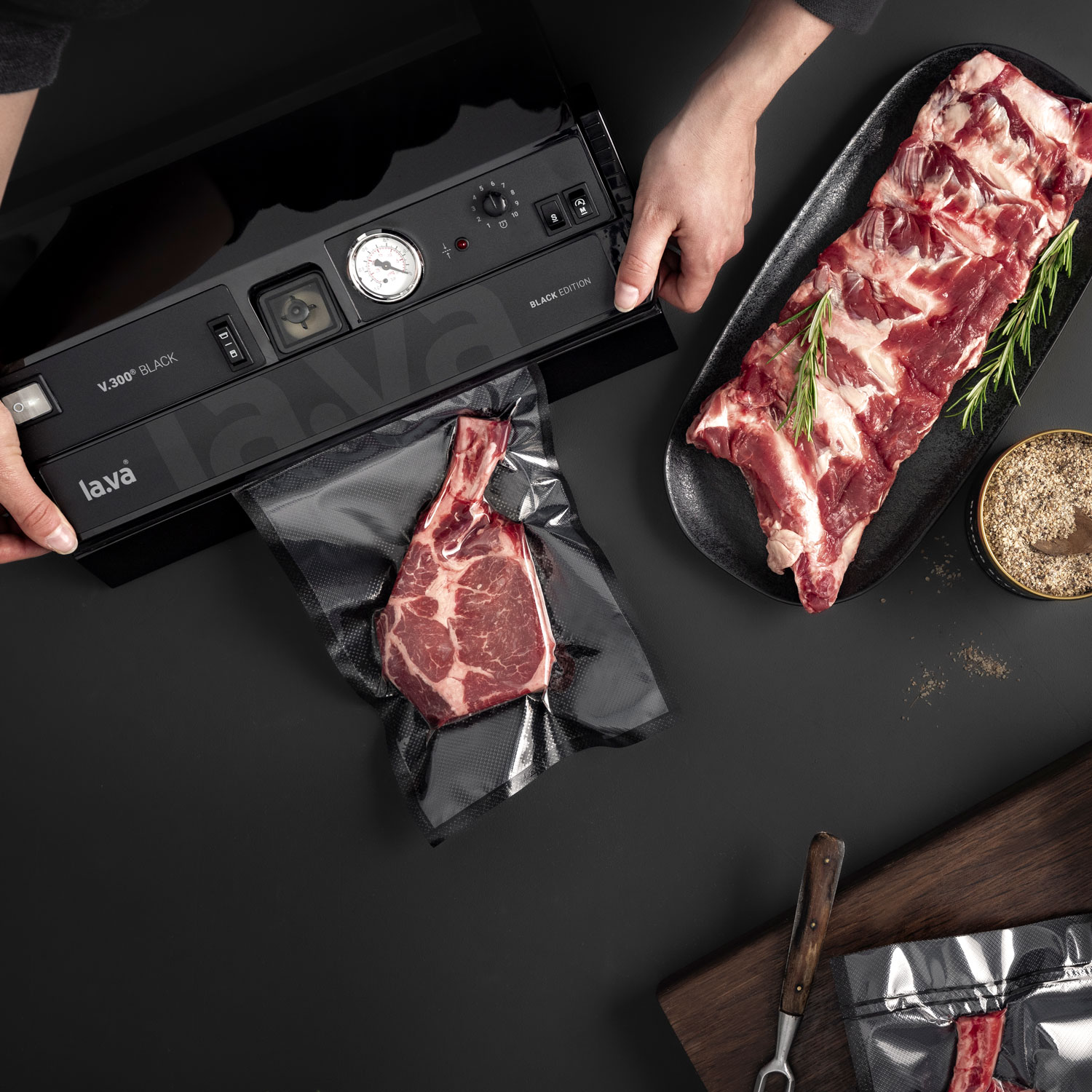 V.300 Black vacuum sealer during the vacuum sealing process