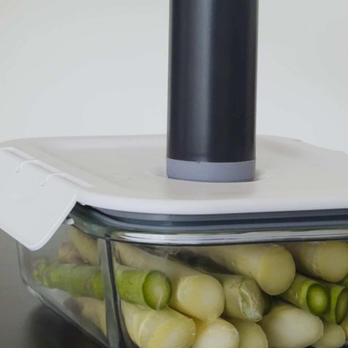 Spargel wird im G-Line Behälter mit der elektrischen Handpumpe vakuumiert.