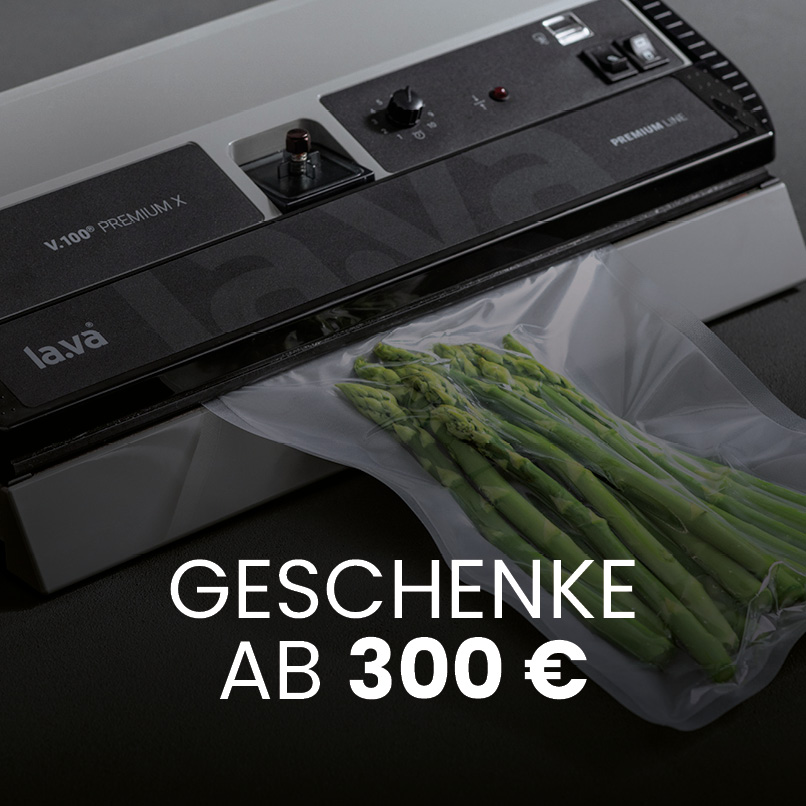 Hochwertige Geschenkideen ab 300 € Vakuumiergerät von Lava, das grünen Spargel in einem Vakuumbeutel versiegelt; Text „Geschenke ab 300 €"