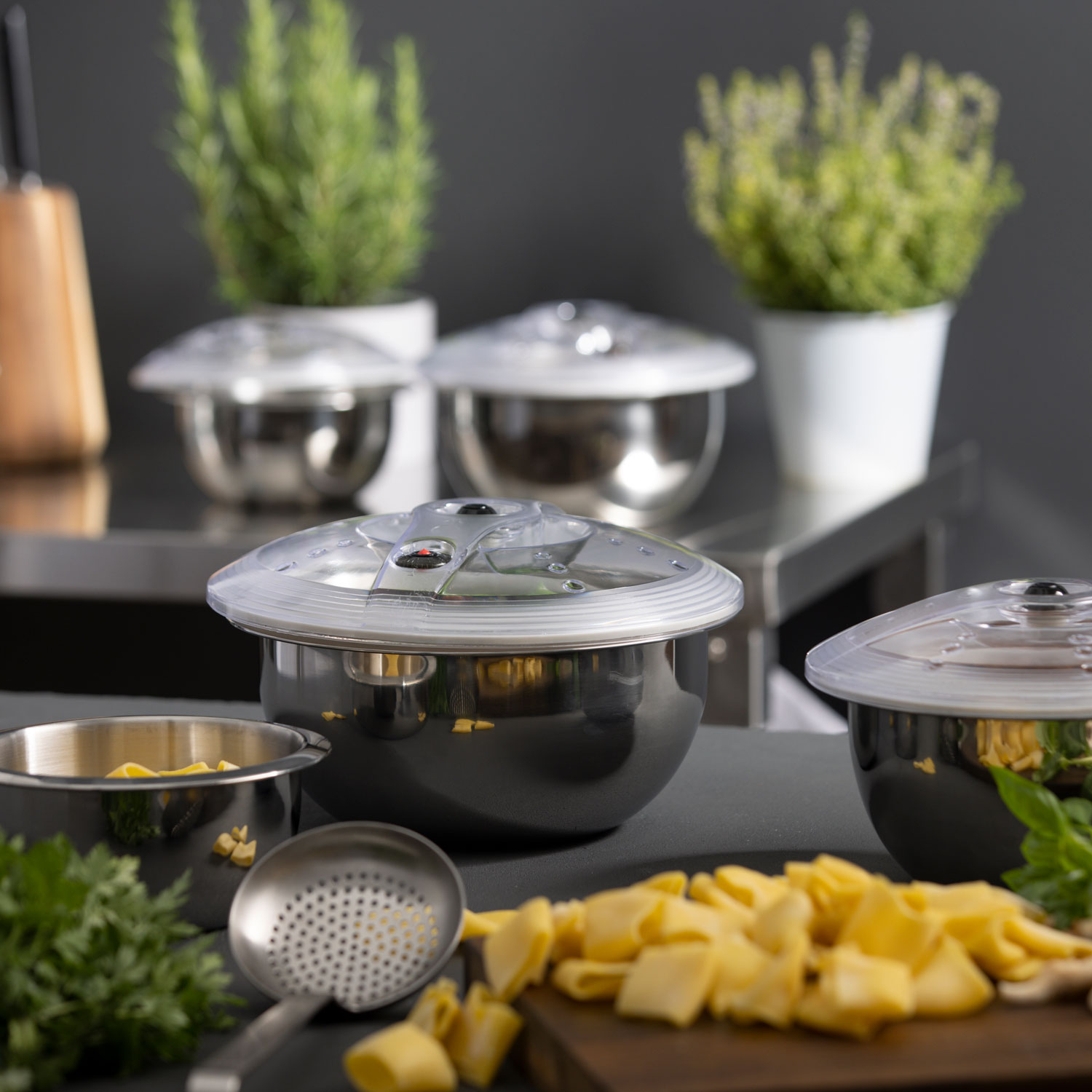 Stainless steel vacuum containers filled with pasta and goulash