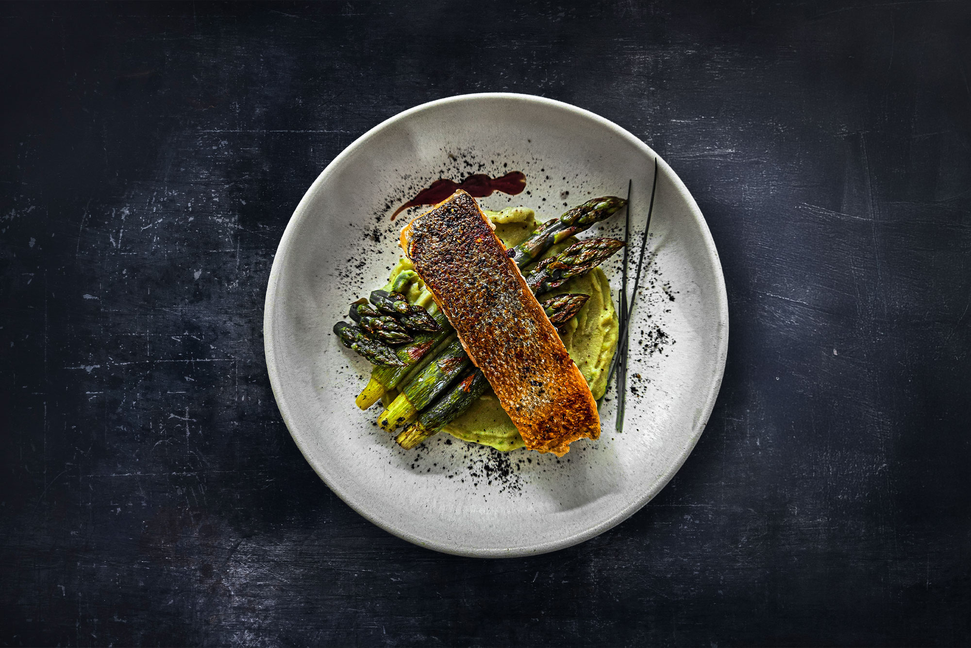 Sous-Vide Lachsfilet mit grünem Spargel & Erbsenpüree