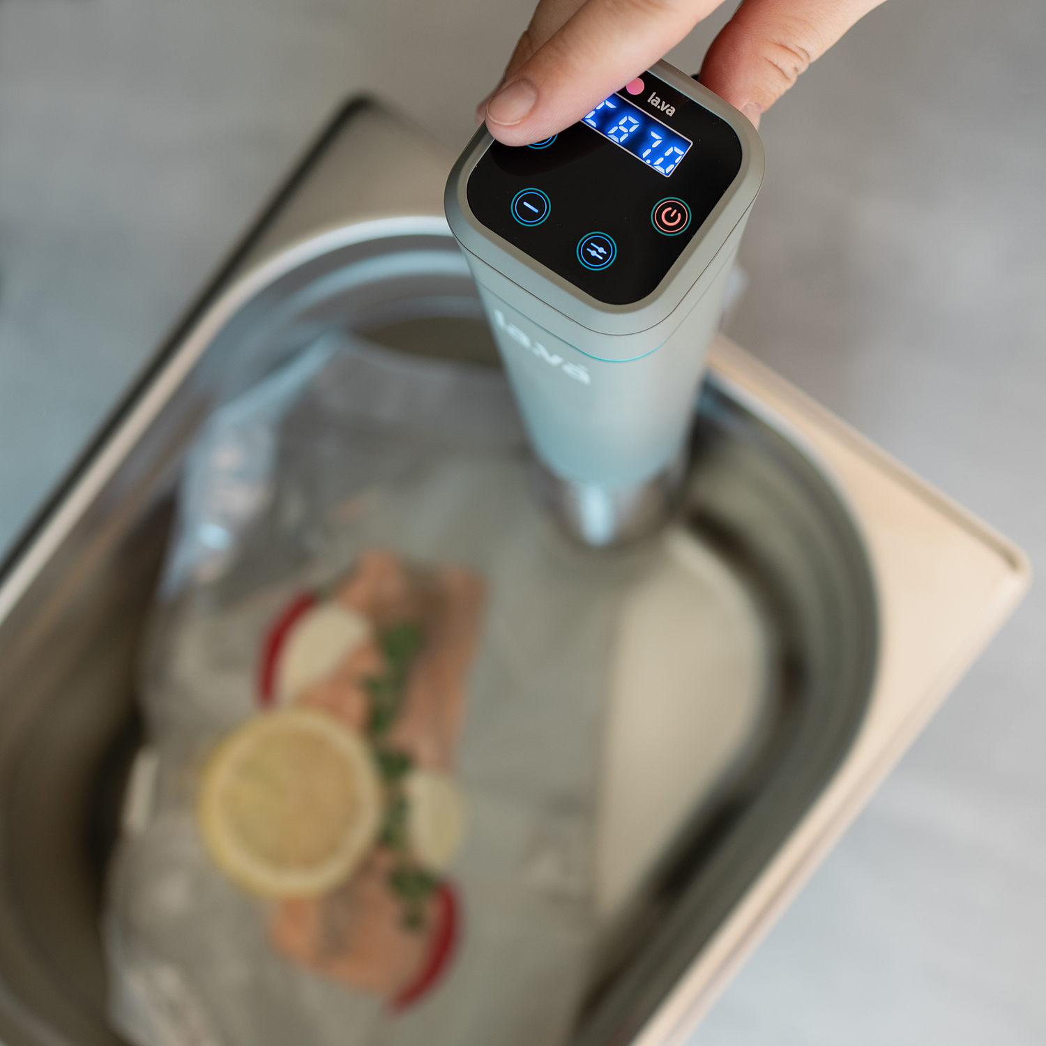 Touch display of the sous-vide stick LX.20 is being operated