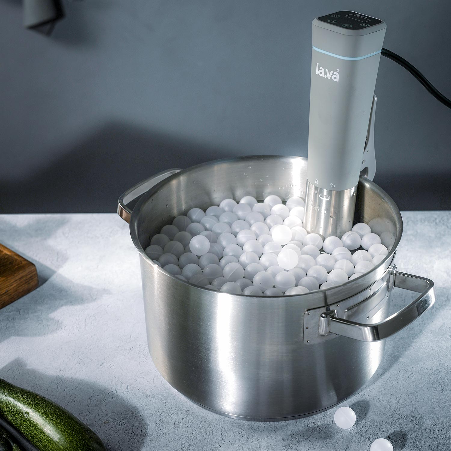 Sous-vide stick LX.20 in a cooking pot with insulation balls