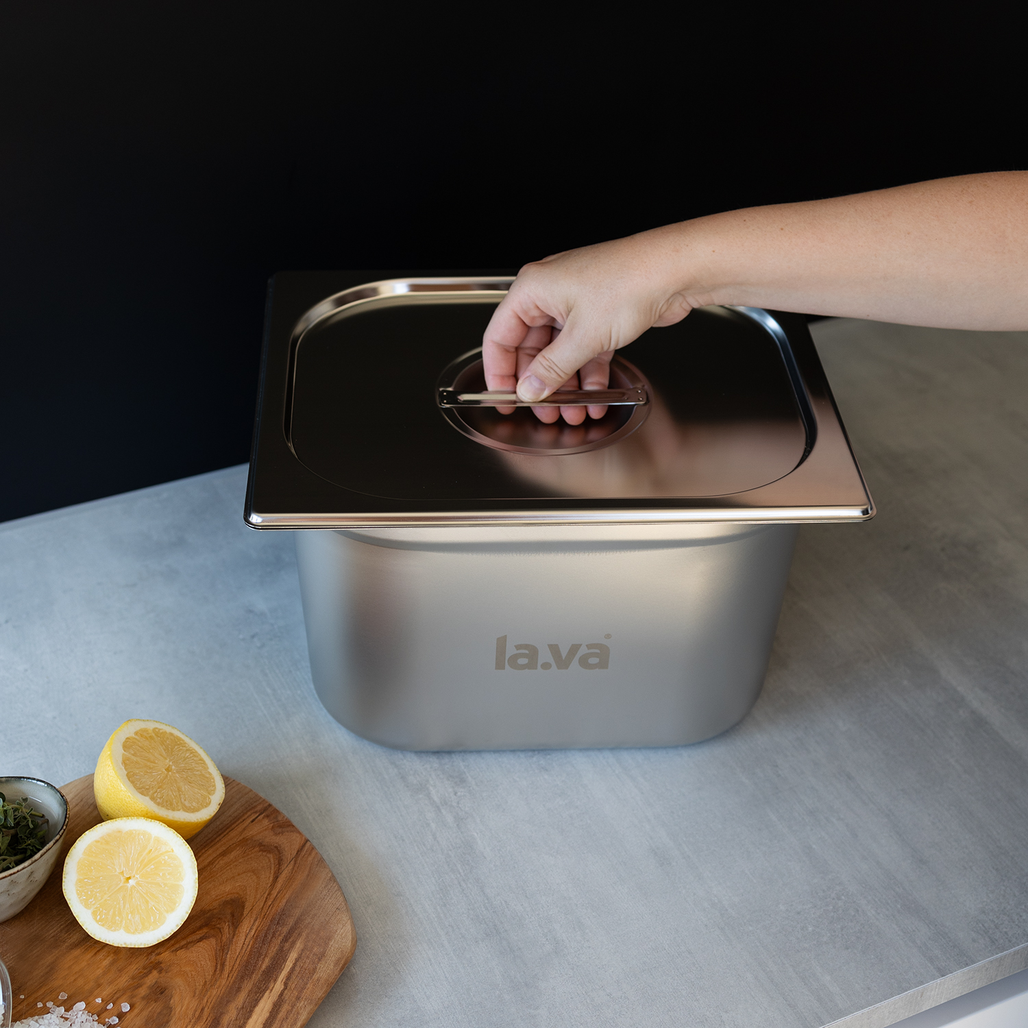 Sous-vide set XXL with a precisely fitting stainless steel lid