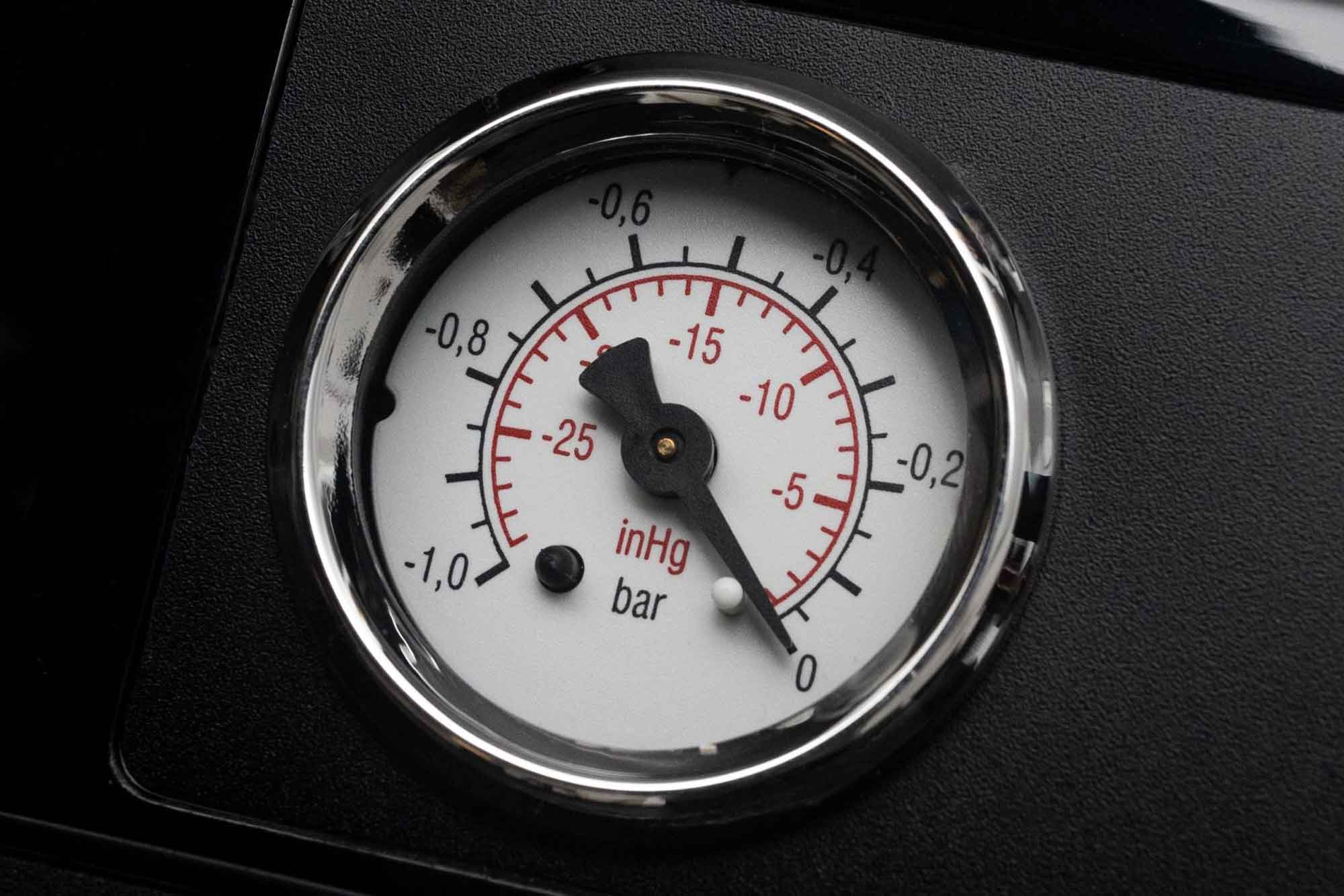 ressure gauge display of the vacuum sealer V.300 Black