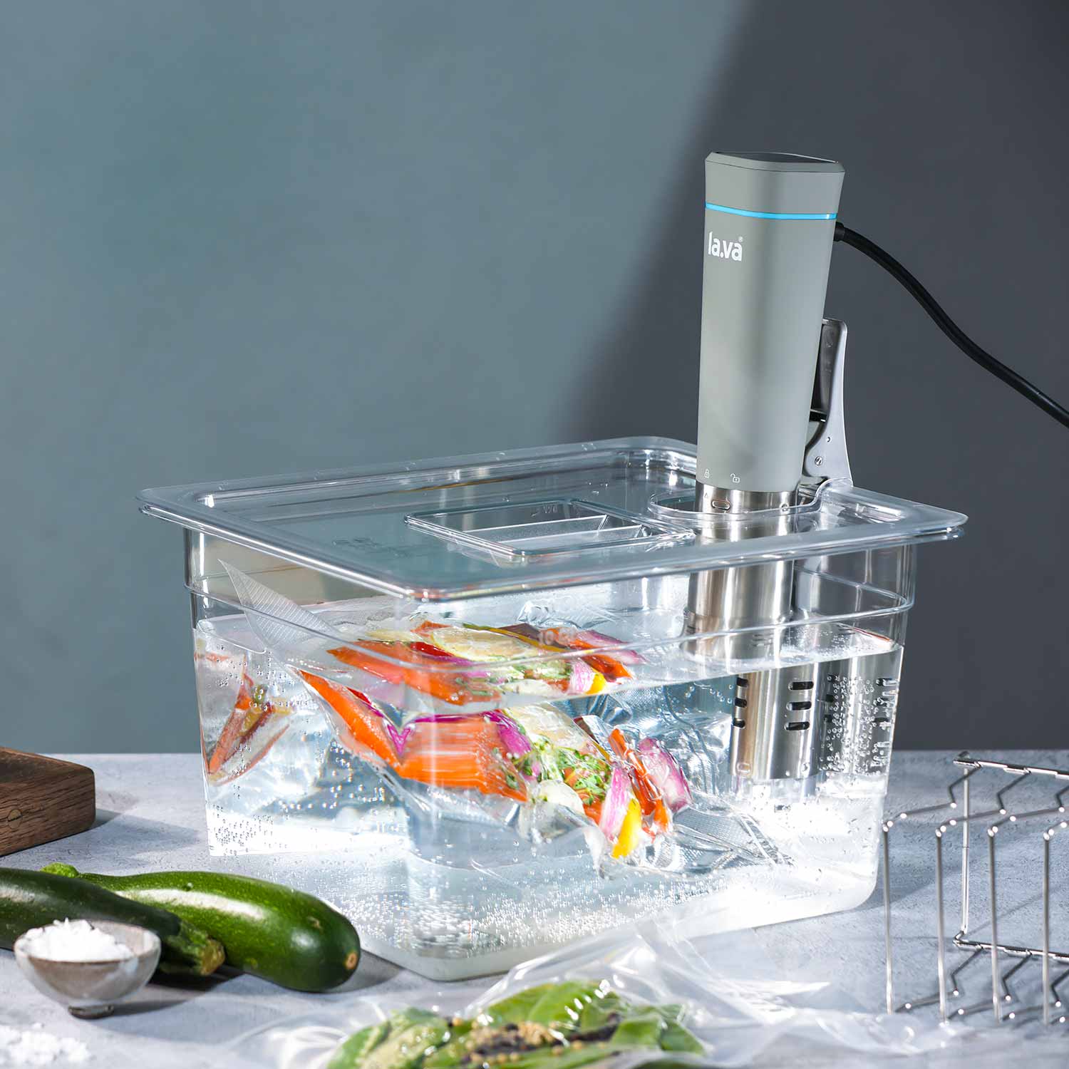 Sous-Vide Stick LX.20 im Becken beim Vakuumgaren