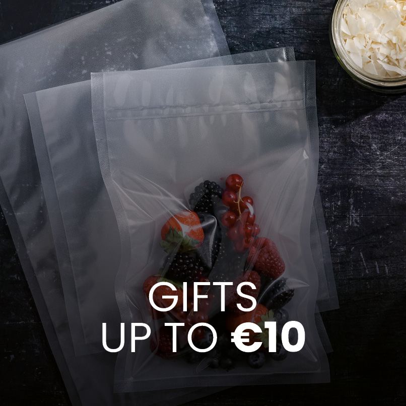 Transparent vacuum bags filled with assorted berries; text reads “Gifts up to €10”