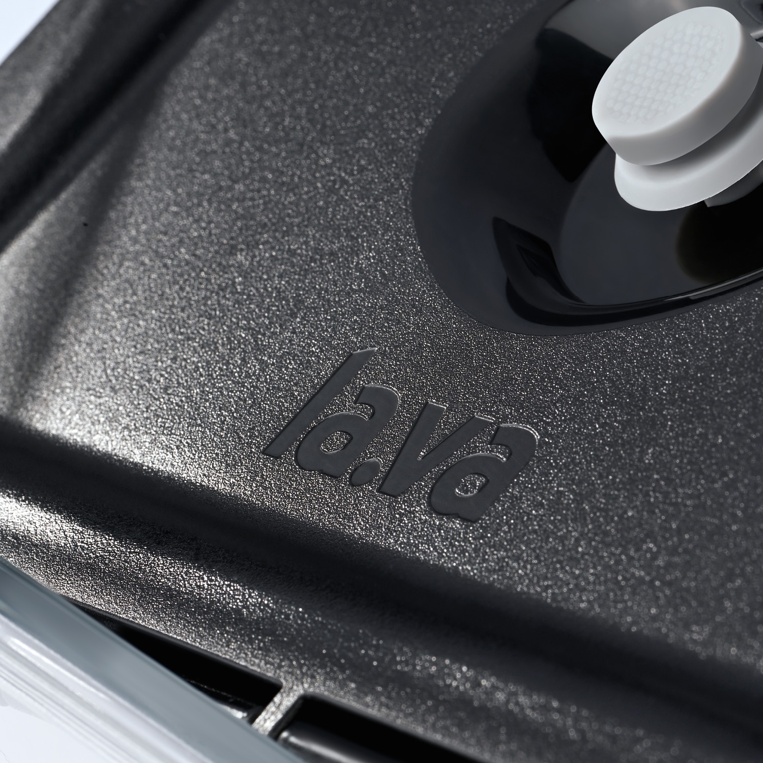 Schwarzer Vakuumdeckel mit Lava Logo Nahaufnahme des schwarzen Vakuumdeckels mit grauem Ventil und geprägtem Lava Logo