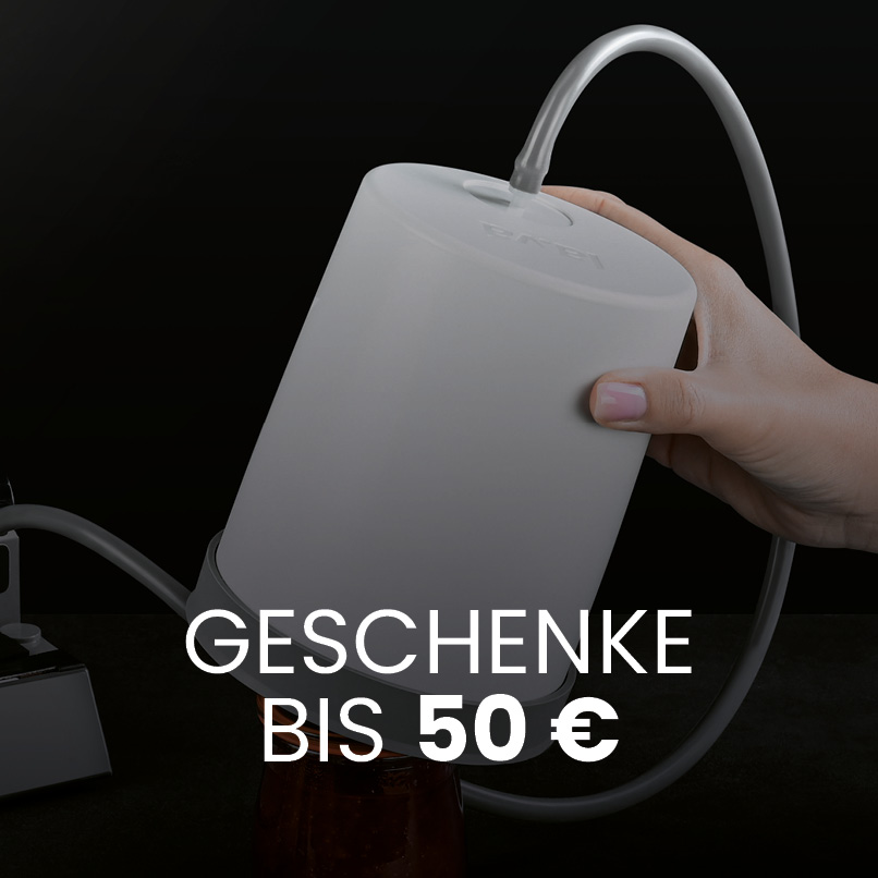 Nützliche Geschenkideen bis 50 € Hand hält die Flex Vakuumglocke über ein Einmachglas; Text „Geschenke bis 50 €“