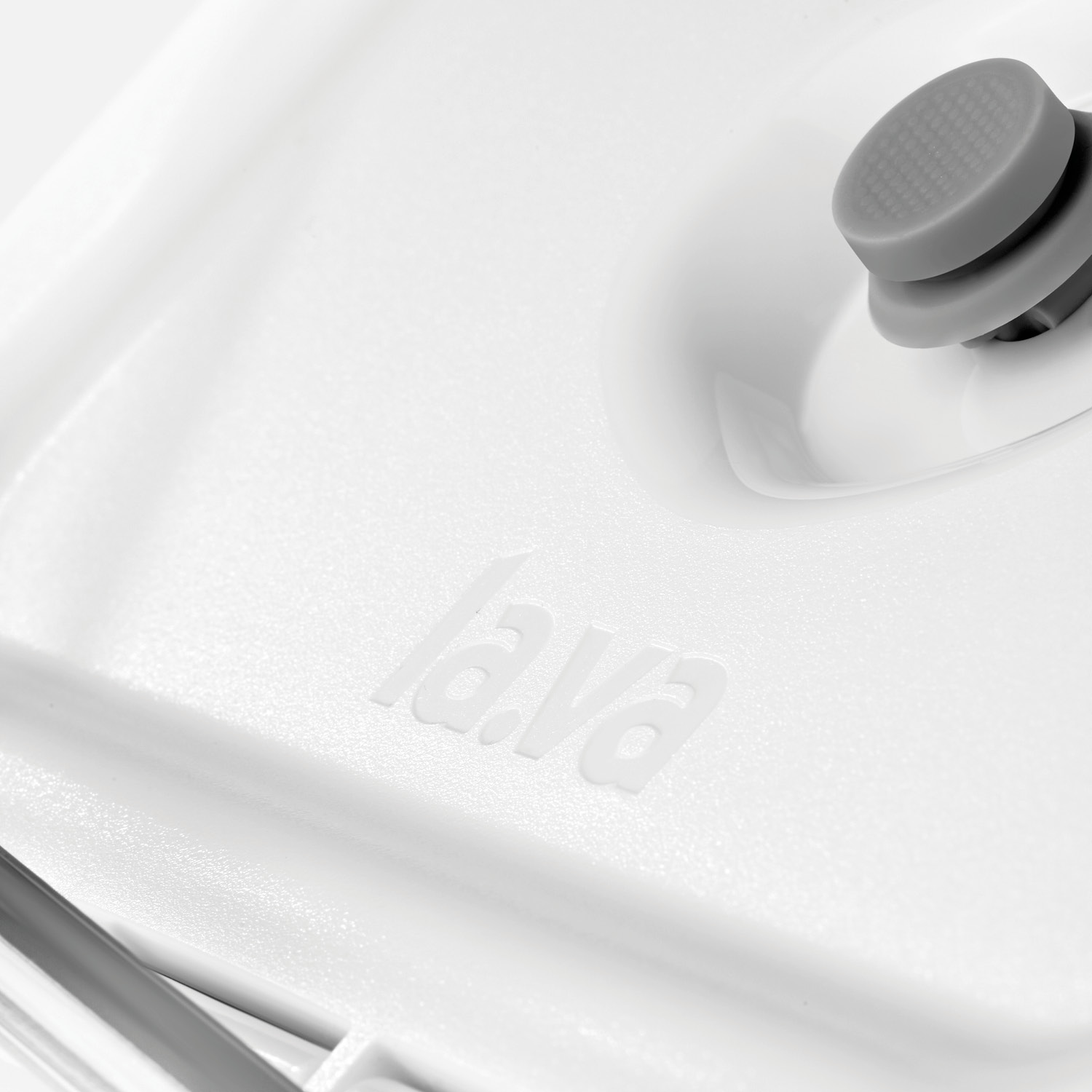 Weißer Vakuumdeckel mit Lava Logo Nahaufnahme des weißen Vakuumdeckels mit grauem Ventil und geprägtem Lava Logo