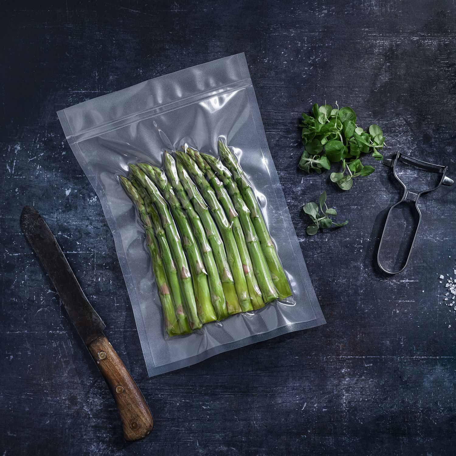 Transparent structured vacuum bag vacuum-sealed with asparagus