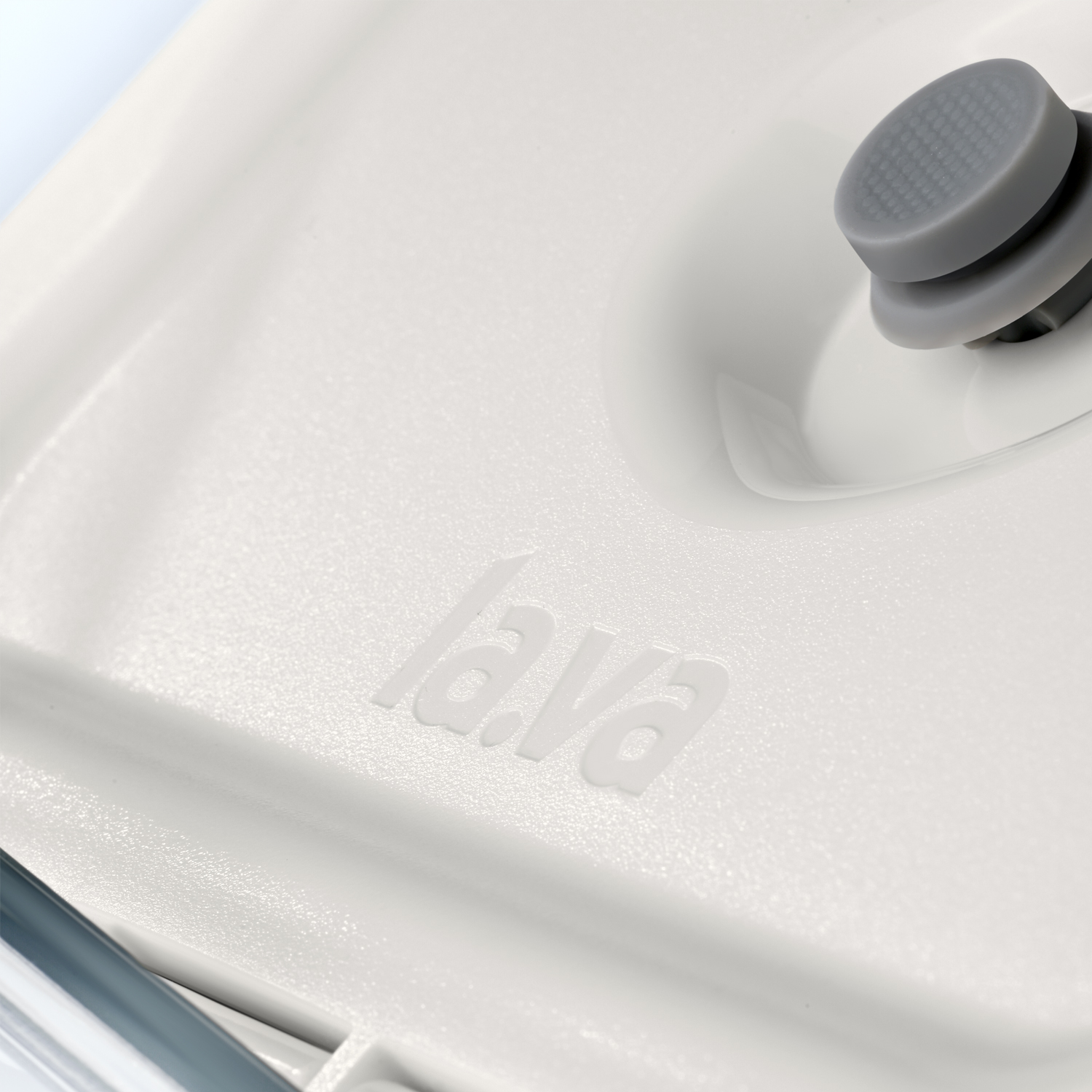 Warm white vacuum lid with the Lava logo Close-up of the warm white vacuum lid with a grey valve and embossed Lava logo