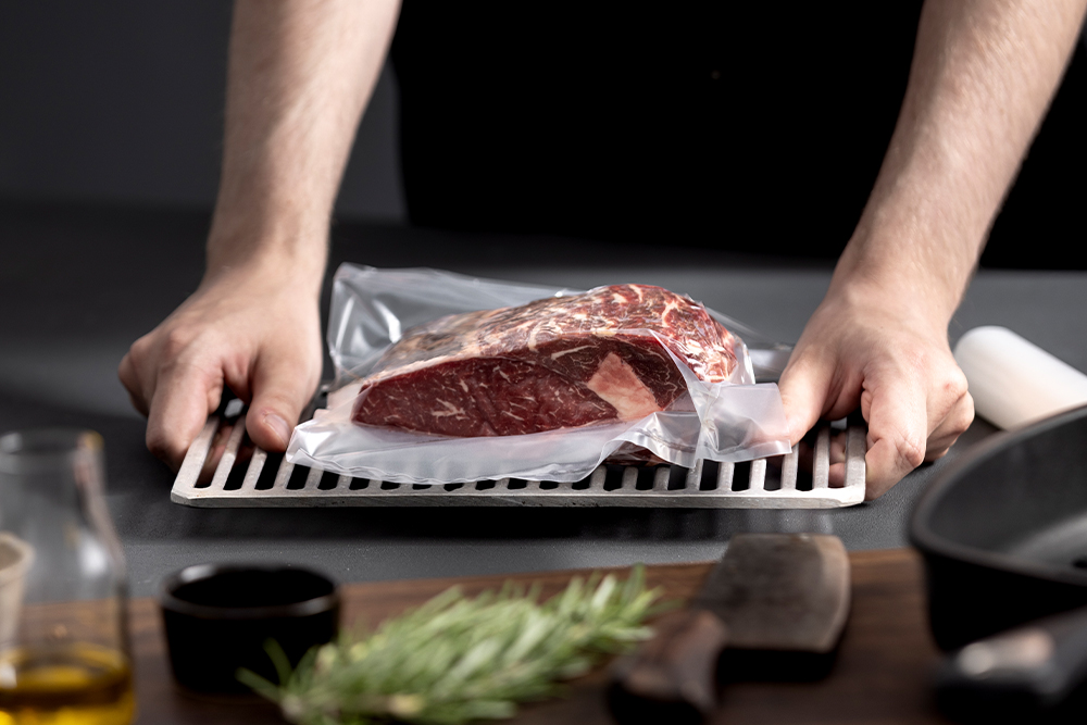 Großes Stück Dry Aged Beef vakuumiert auf einem Rost zur Reifung und Lagerung