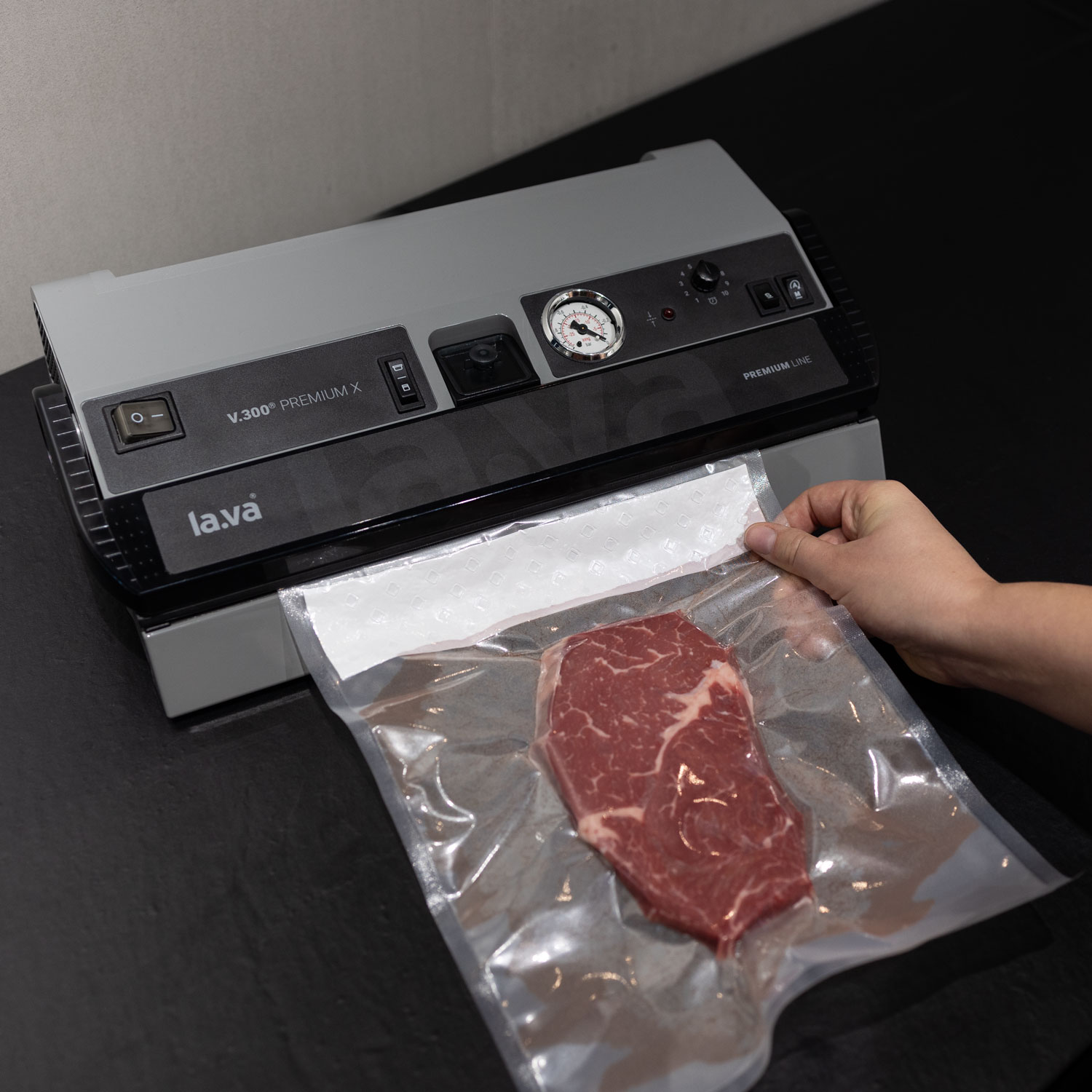 Liquid stop during application in a vacuum bag when vacuum sealing meat
