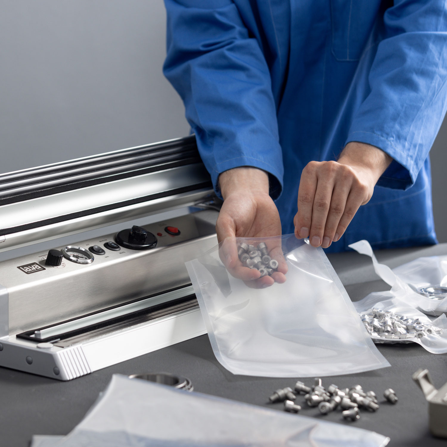 Transparent structured vacuum roll is filled using screws