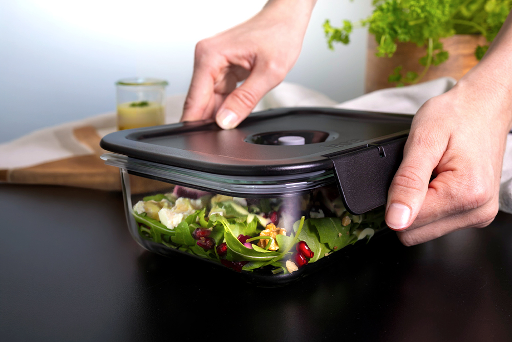 Frischer Salat in einem Vakuumbehälter zur längeren Haltbarkeit
