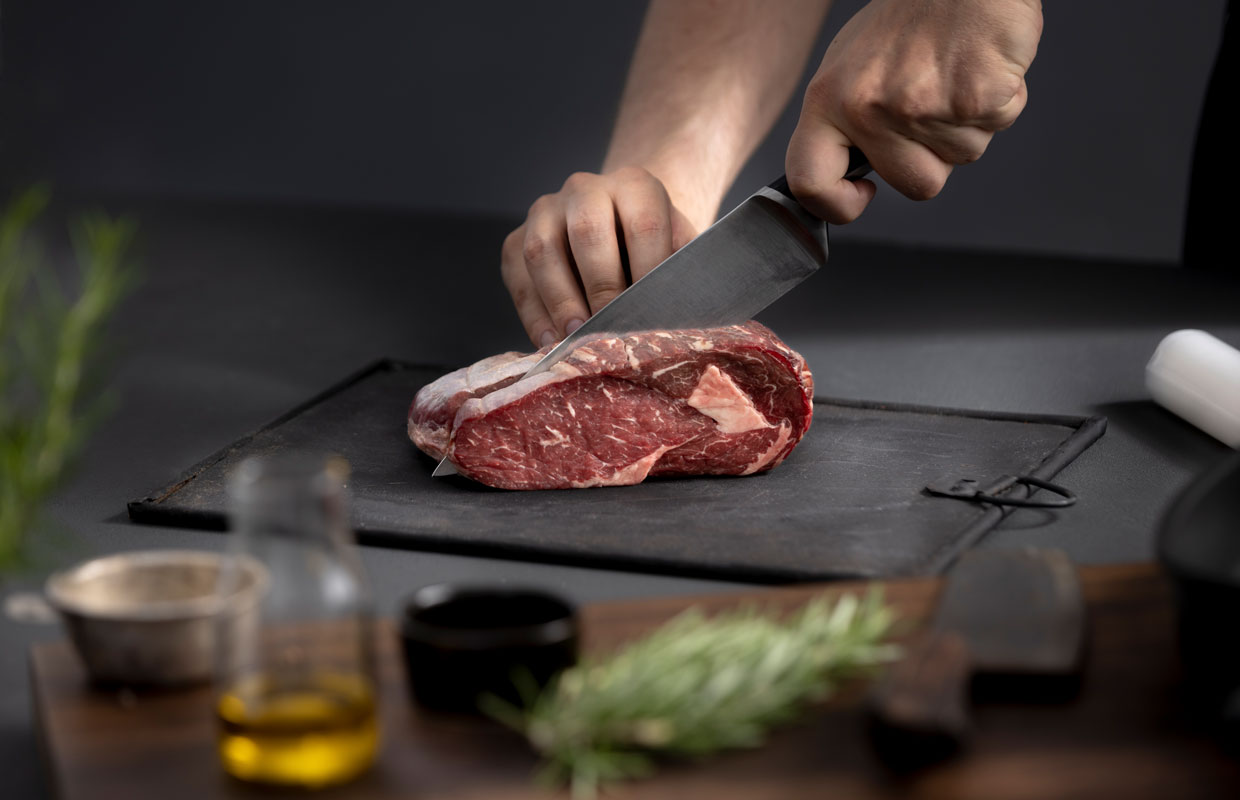Dry Aged Beef wird vor dem Anbraten in ca. 1 cm Dicke Scheiben geschnitten