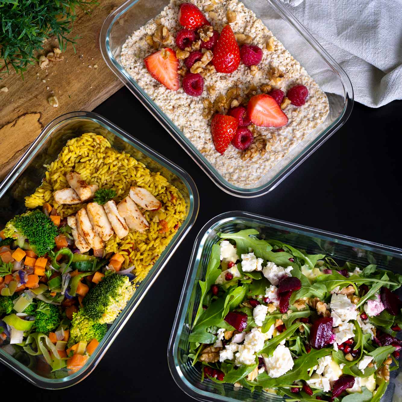 Drei G-Line Vakuumbehälter von Lava mit Salat, Hähnchenreis und Frühstück im Einsatz