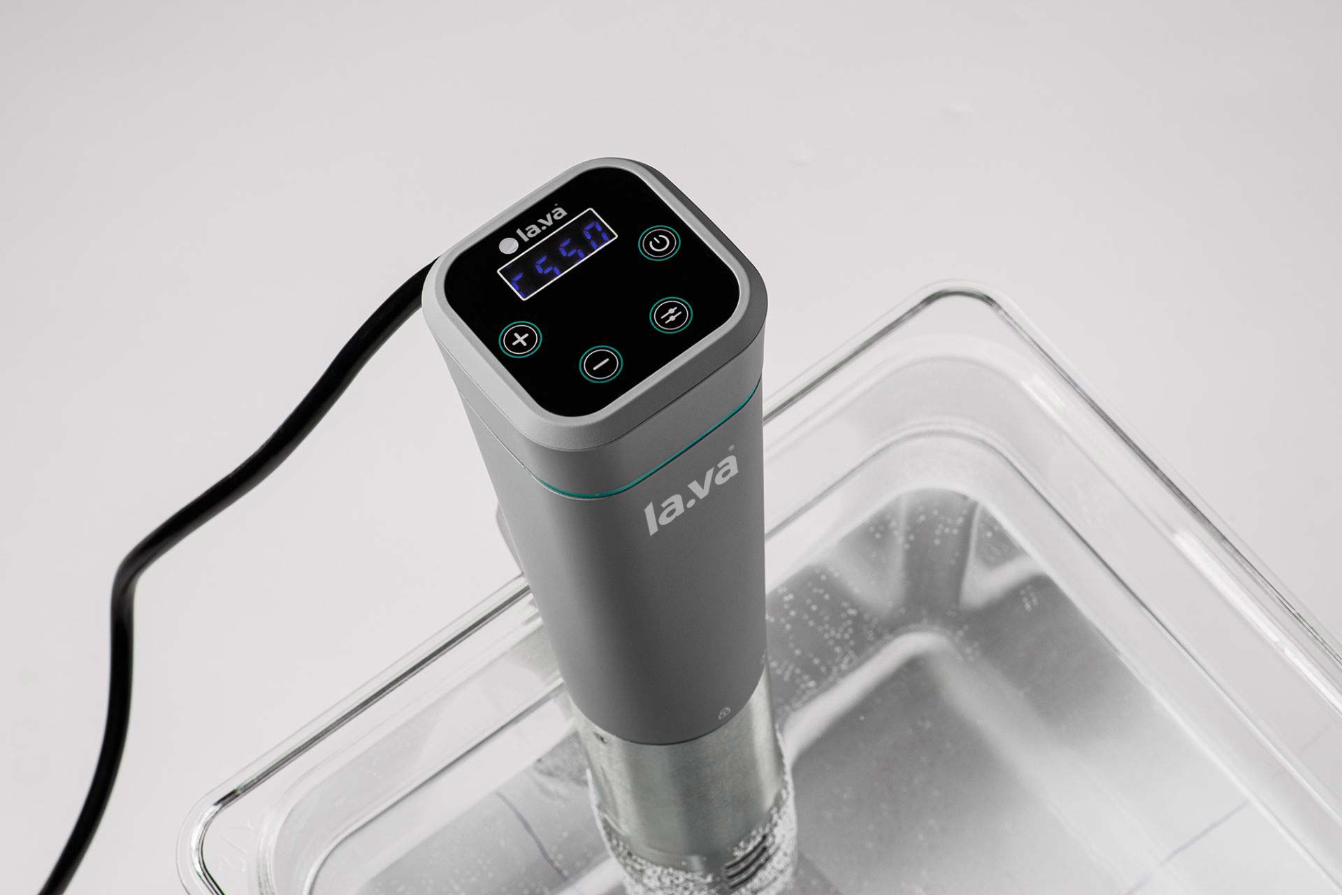 Sous-vide stick in the water-filled sous-vide basin
